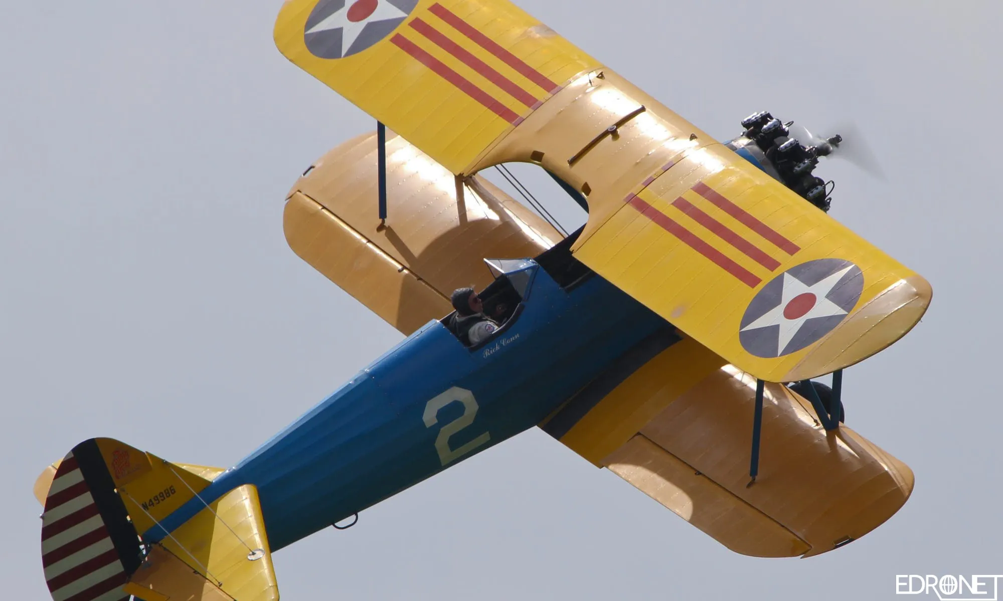 Imagem destacada representando a tecnologia através de um avião biplano, simbolizando a ascenção de pequenas e médias empresas